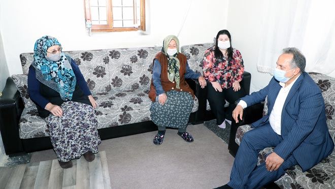 BAŞKAN YALÇIN FATMA TEYZE’NİN DUASINI ALDI