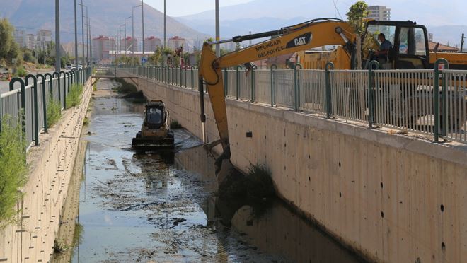 MELİKGAZİ BELEDİYESİ KANALLARI TEMİZLİYOR