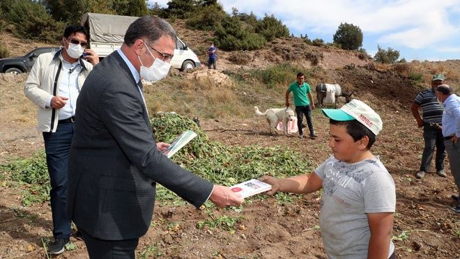 ÇİFTÇİ İLE GÖNÜL BAĞI KURAN VALİ BALCI PANCAR ÇİFTÇİSİ İLE BULUŞTU