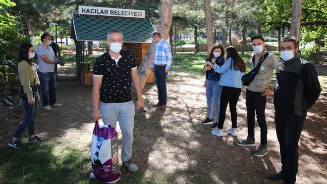 HAYVANLARI KORUMA GÜNÜ’NDE ‘PATİLİ’ DOSTLAR İÇİN YEM BIRAKILDI 