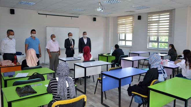 ÖZKAN ALTUN, ÜNİVERSİTE HAZIRLIK KURSLARINI ZİYARET ETTİ