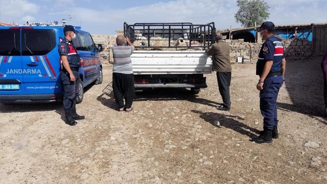 KÜÇÜKBAŞ HAYVANLARI ALIP KAÇAN ŞAHISLAR YAKALANDI