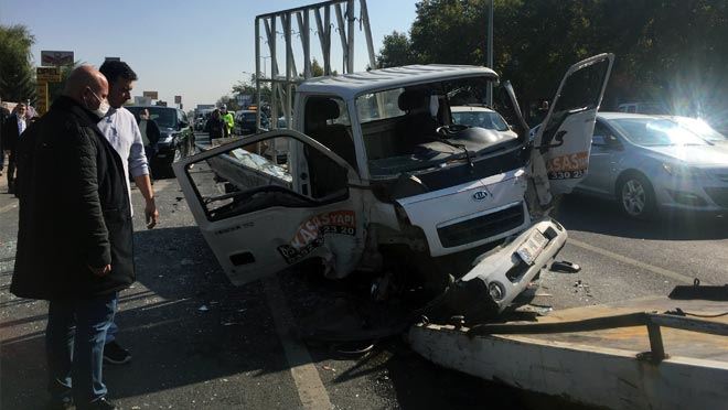 KAMYONETİN FRENİ PATLADI