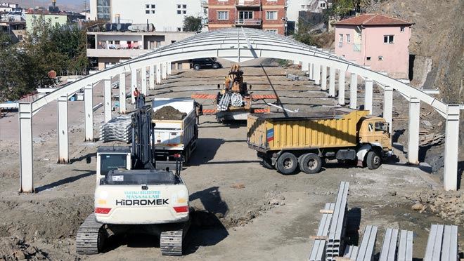 YAHYALI KAPALI SEMT PAZARI YAPIM ÇALIŞMALARI HIZLA DEVAM EDİYOR