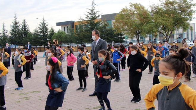 KADEMELİ EĞİTİMDE 5. VE 9. SINIFLAR OKULLARINA KAVUŞTU