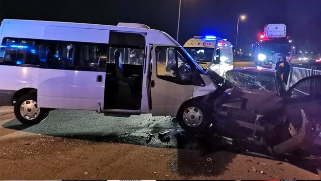 ASKERİ PERSONEL TAŞIYAN MİNİBÜS İLE OTOMOBİL ÇARPIŞTI