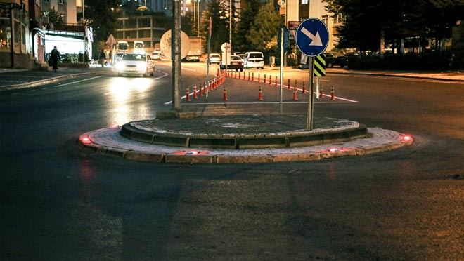 TALAS’IN KAVŞAKLARINA IŞIKLI REFLEKTÖRLER KONUYOR