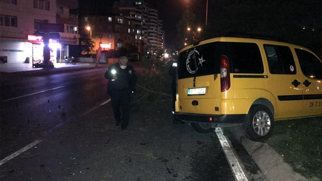 YOLDAN ÇIKAN TİCARİ TAKSİ AĞAÇLARA ÇARPARAK DURABİLDİ