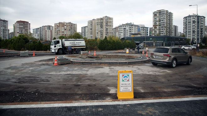 YENİ YAPILAN KAVŞAK İLE DAHA GÜVENLİ ULAŞIM SAĞLANACAK