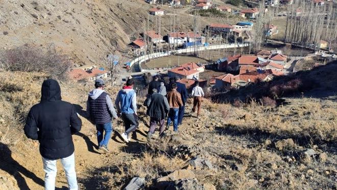 BU KÖYDE ÇOCUKLAR UZAKTAN EĞİTİM ALABİLMEK İÇİN TEPELERE ÇIKIYOR