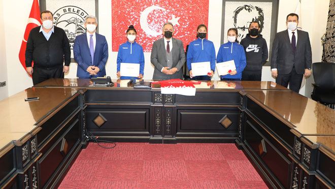 BAŞKAN YALÇIN TÜRKİYE 3.’SÜ TALASLI SPORCULARI AĞIRLADI