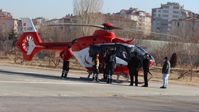 AMBULANS HELİKOPTERLERİN 21 GÜNLÜK BEBEĞİ HAYATTA TUTMA YARIŞI