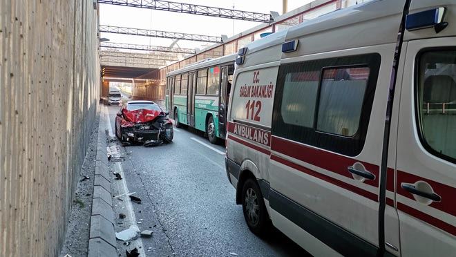 OTOMOBİL HALK OTOBÜSÜNE ARKADAN ÇARPTI