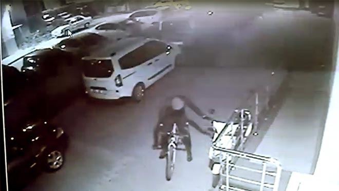 BİSİKLETLE GELEN HIRSIZ MOTOSİKLETLE GİTTİ