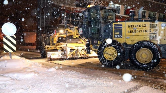 YÜKSEK KESİMLERDE ETKİLİ OLAN KAR YAĞIŞINA ANINDA MÜDAHALE