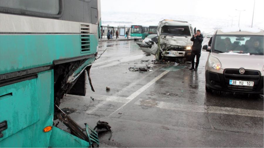 ÇEKİCİ İLE HALK OTOBÜSÜ ÇARPIŞTI