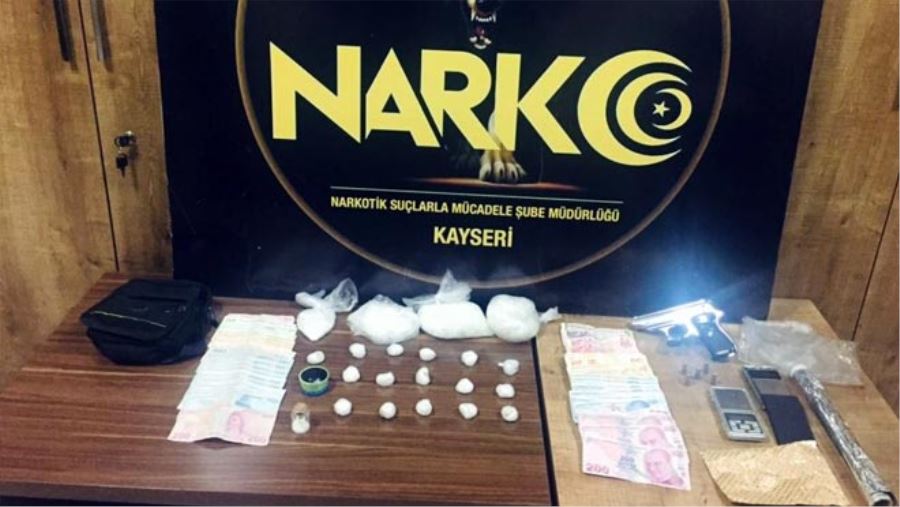 POLİS ARAÇLARINA ÇARPARAK KAÇAN UYUŞTURUCU TACİRLERİ YAKALANDI