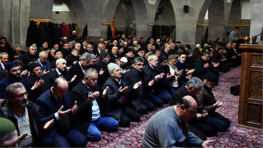 ŞEHİTLER VE DEPREMZEDELER İÇİN HATİM DUASI YAPILARAK KURBANLAR KESİLDİ