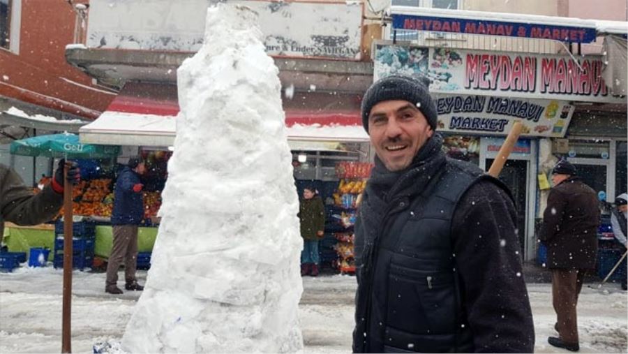 HEM DÜKKANLARININ ÖNÜNÜ TEMİZLEDİLER