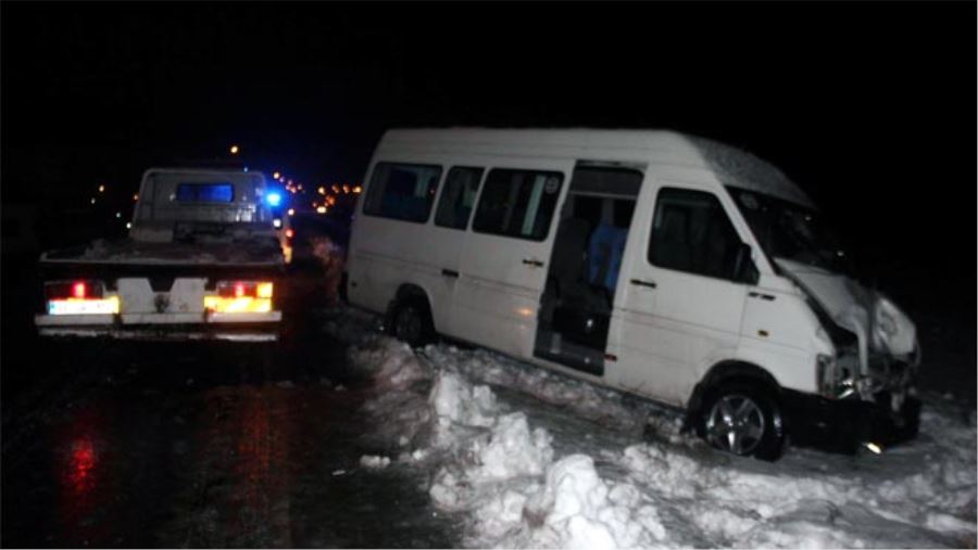 İŞÇİ SERVİSLERİ ÇARPIŞTI