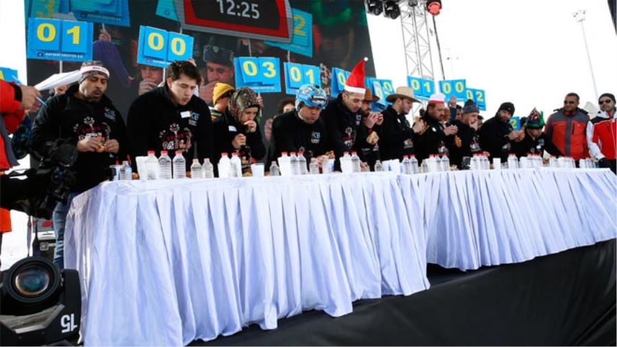 ERCİYES’TE SUCUK YEME YARIŞMASI