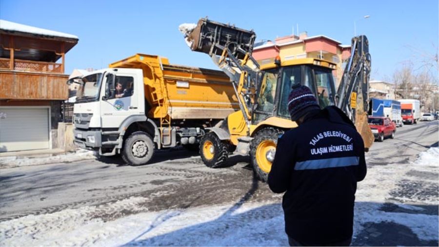 TALAS’TA KAR YIĞINLARI KALDIRILIYOR