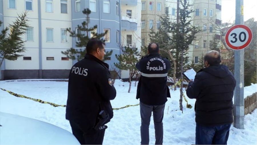 EŞİNİ SON ANDA YAKALADI AMA KURTARAMADI