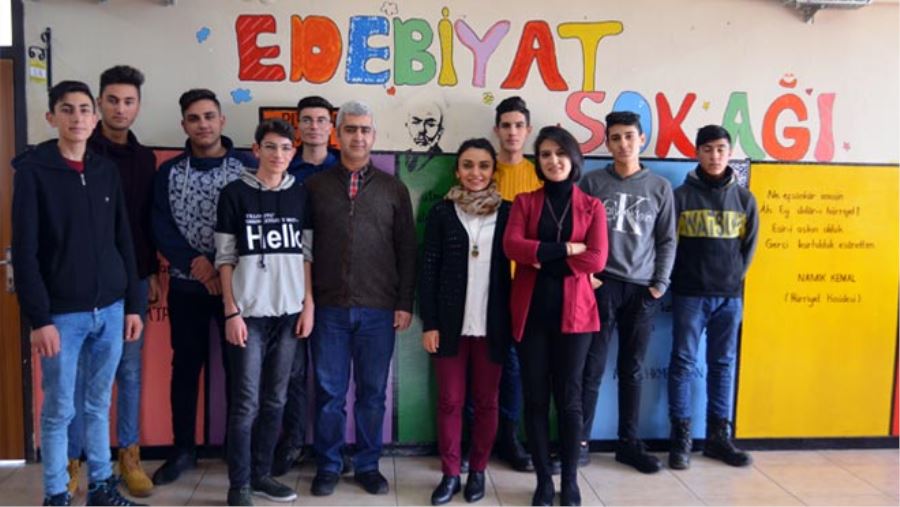 ÖĞRENCİLER ŞAİRLERİN HAYATINI OKUL KORİDORUNDAKİ KAREKODLARLA ÖĞRENİYOR