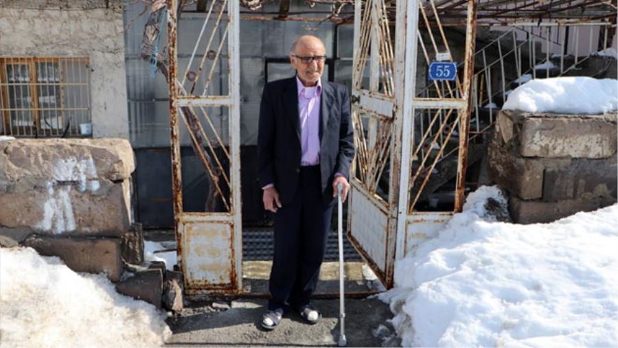 EŞİYLE BİRLİKTE 7 TORUNUNA BAKAN MUSTAFA AMCA, YARDIM BEKLİYOR