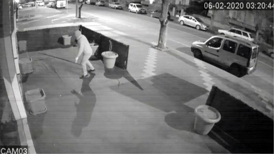 TAŞLA CAMINI KIRIP GİRDİĞİ İŞ YERİNDEN SADAKA KUTUSUNU ÇALDI