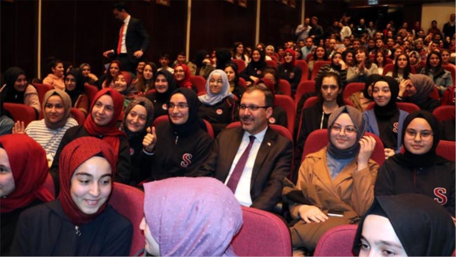 BAKAN KASAPOĞLU ERÜ’DE ÖĞRENCİLERLE BULUŞTU