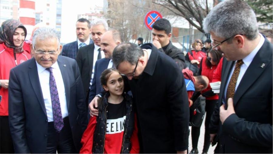 BAKAN KASAPOĞLU ÇOCUKLARA KİTAP VE TOP HEDİYE ETTİ