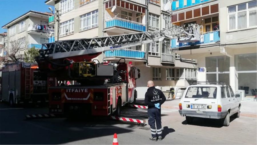 BİNADA BULUNAN KANEPEYİ YAKTILAR, 4 KATLI BİNAYI BİRBİRİNE KATTILAR