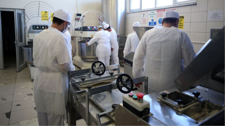 CEZAEVLERİNİN EKMEĞİNİ HÜKÜMLÜLER ÜRETİYOR