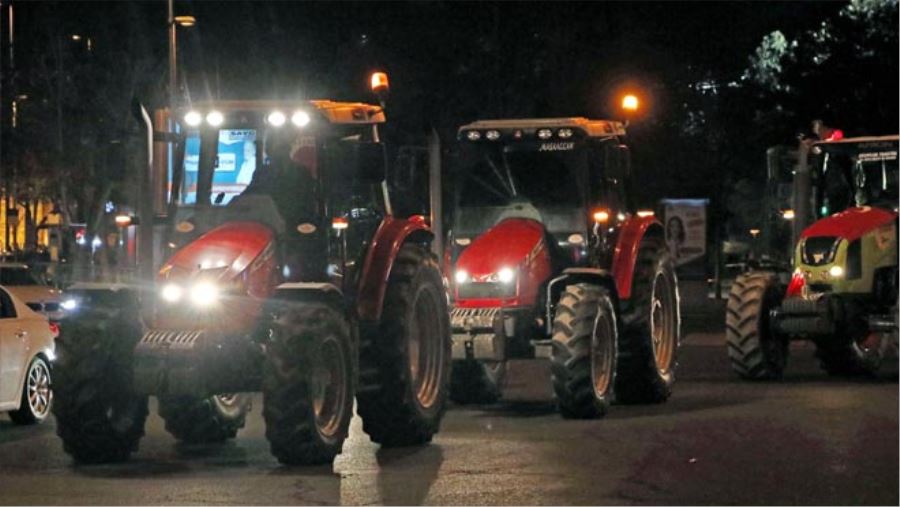 ÇİFTÇİLERDEN MEHMETÇİĞE TRAKTÖRLÜ DESTEK