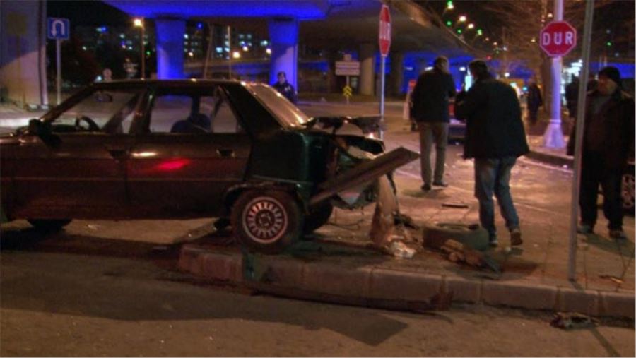 OTOMOBİLLER KAVŞAKTA ÇARPIŞTI