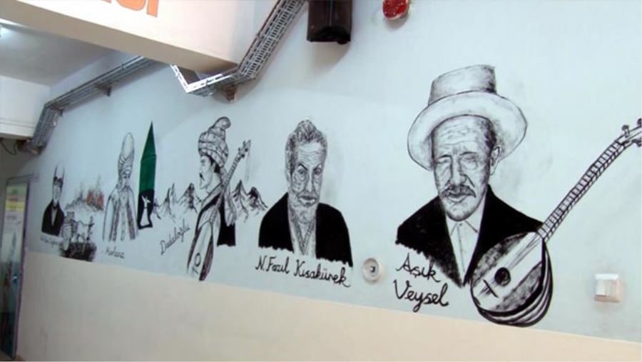 BU OKULLAR HEM DERSTE HEM KORİDORDA HEM DE DUVARLARDA ÖĞRETİYOR