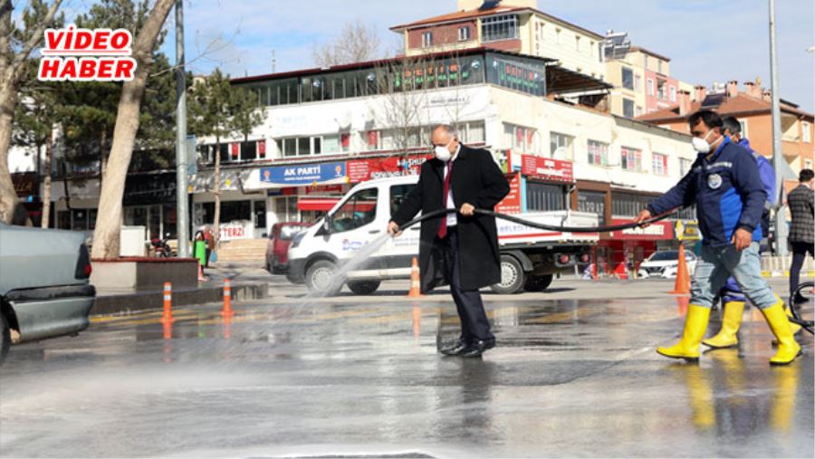 YAHYALI CADDE VE SOKAKLAR DETERJANLA YIKANIYOR