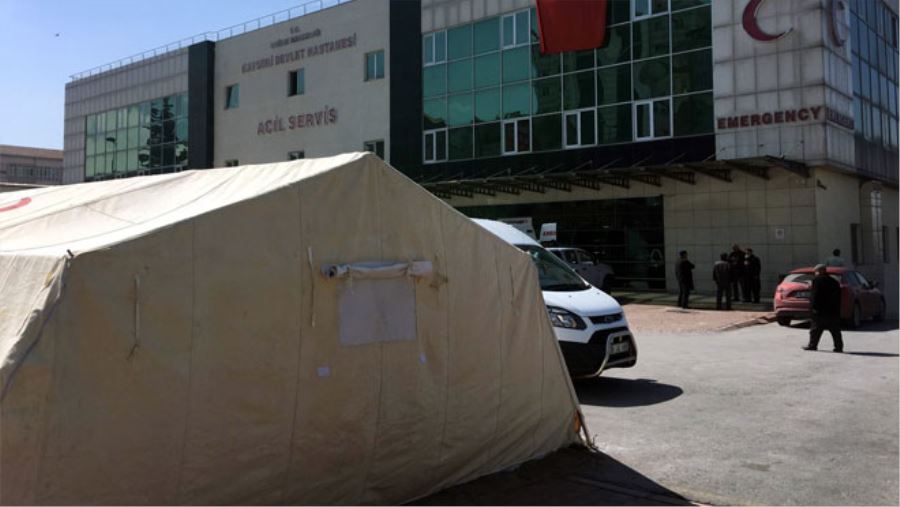 KAYSERİ’DE HASTALAR İÇİN DEVLET HASTANESİNİN BAHÇESİNE ÇADIR KURULDU