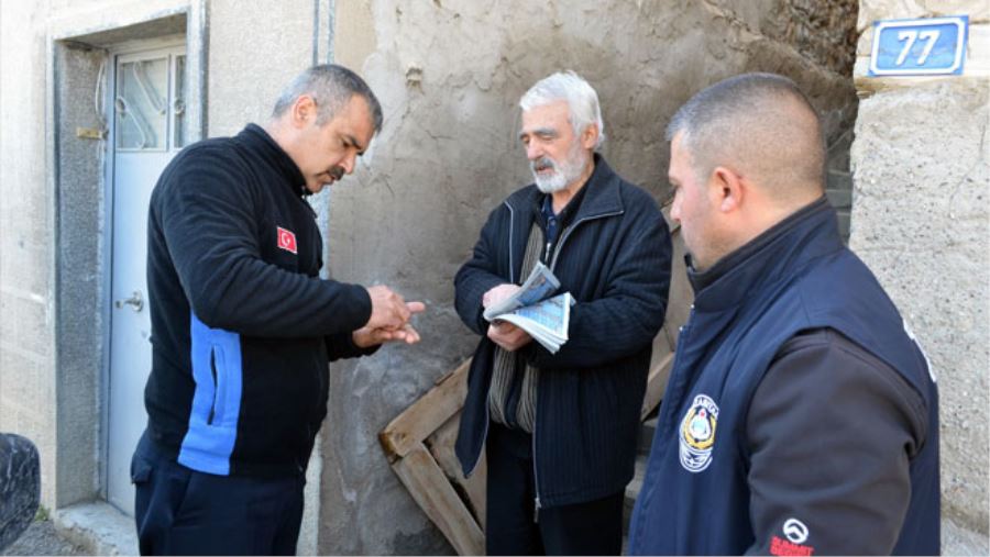 EVDEN ÇIKAMAYAN EMEKLİNİN MAAŞINI ZABITA EKİPLERİ GÖTÜRDÜ
