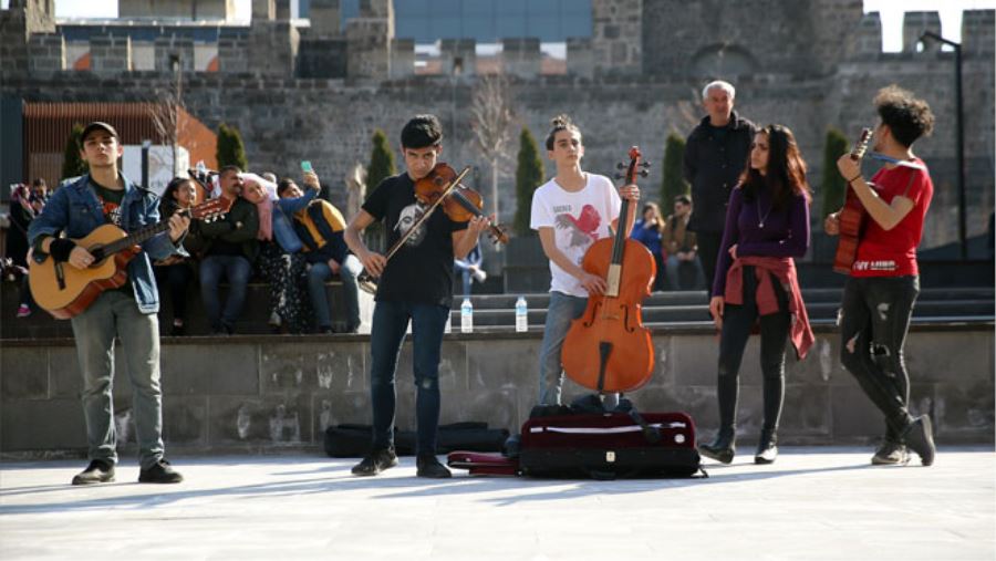 SANATÇILAR SOKAĞININ GENÇ MÜZİSYENLERİ