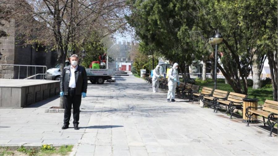 MELİKGAZİ’DE YÜZLERCE TEMİZLİK İŞÇİSİ İLÇEYİ BAŞTAN SONA TEMİZLEDİ