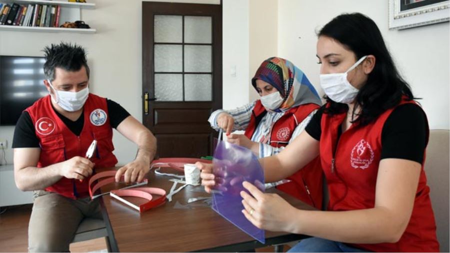 ATÖLYEYE DÖNÜŞTÜRDÜKLERİ EVLERİNDE SİPERLİ MASKE ÜRETİYORLAR