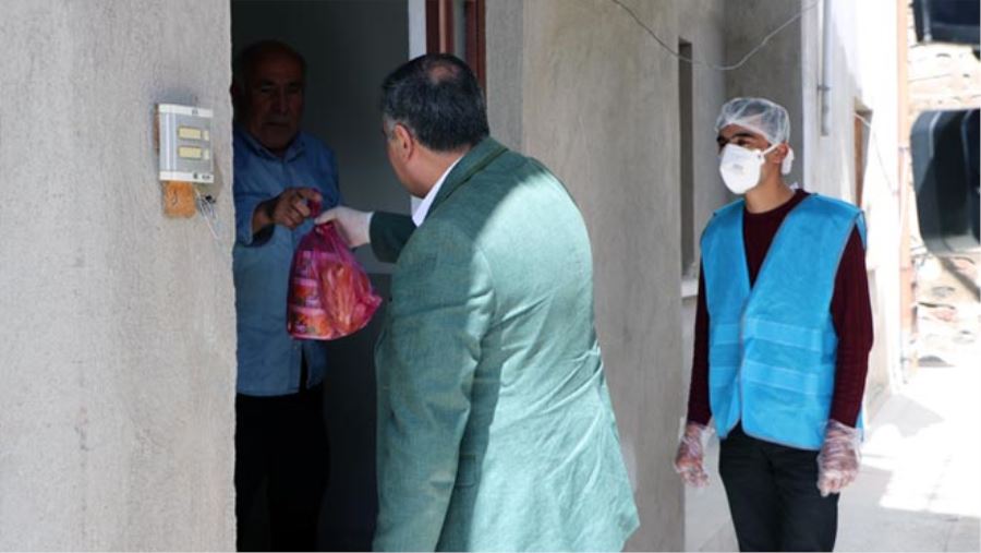 SICAK YEMEKLER EVİNDEN ÇIKAMAYAN YAŞLILARIN AYAĞINA GÖTÜRÜLÜYOR