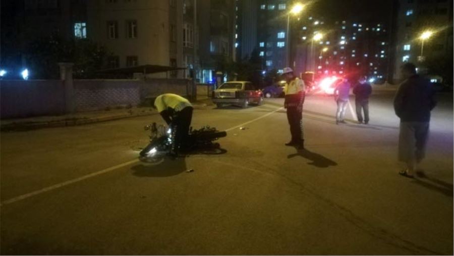 OTOMOBİL MOTOSİKLETE ÇARPTI