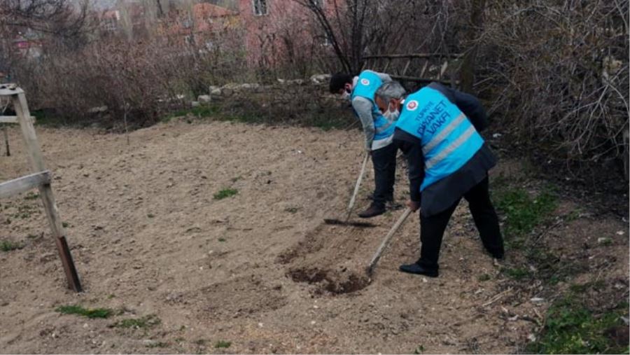 DİN GÖREVLİLERİ BAHÇE SULUYOR, AĞAÇ BUDUYOR