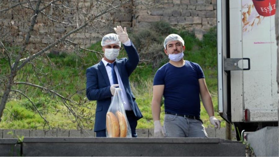 MUHTAR HAYIRSEVERLERLE İHTİYAÇ SAHİPLERİ ARASINDA KÖPRÜ OLUYOR