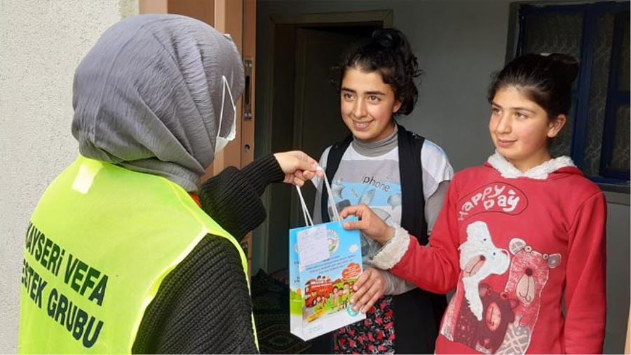 TALAS İLÇE SAKİNLERİ’NİN BAYRAKLARI VE KİTAPLARI KAPILARINDA