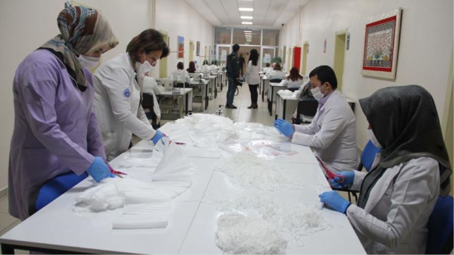 SEFERBERLİK RUHUYLA MASKE DİKİYORLAR