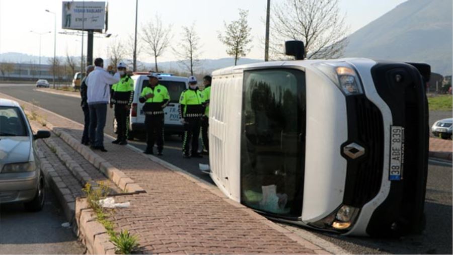 OTOMOBİLİN ÇARPTIĞI PANELVAN ARAÇ YAN YATTI